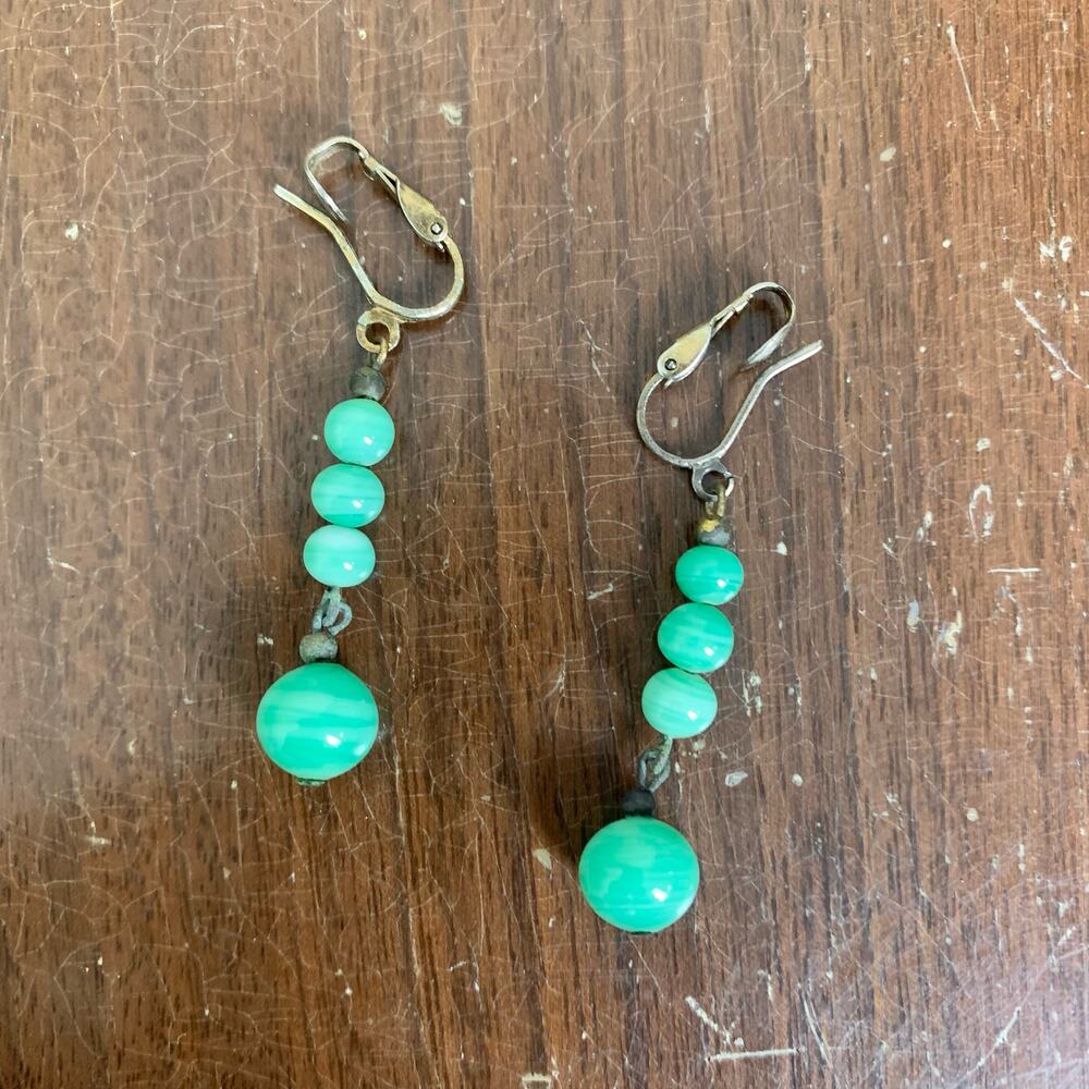 VINTAGE 40s 50s‎ genuine green jadeite beaded dangle clip on earrings